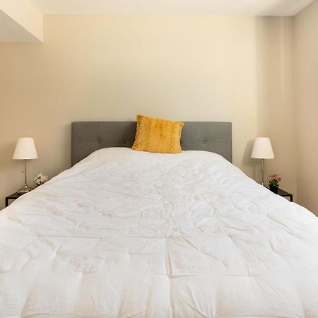 Entire 2 Bedroom Apartment Downtown - U1 キッチナー エクステリア 写真