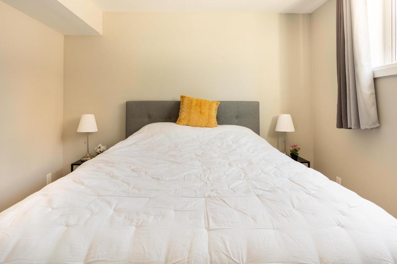 Entire 2 Bedroom Apartment Downtown - U1 キッチナー エクステリア 写真