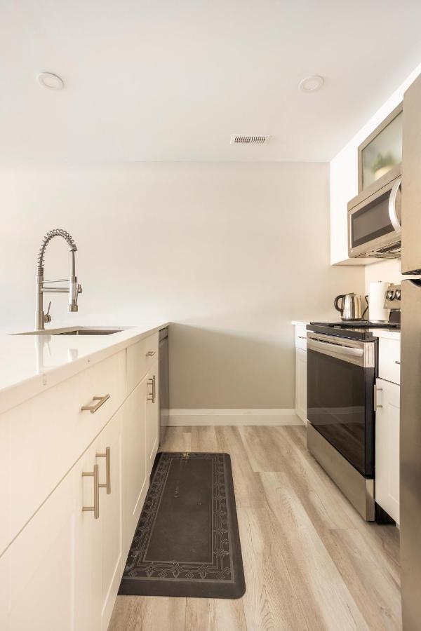 Entire 2 Bedroom Apartment Downtown - U1 キッチナー エクステリア 写真