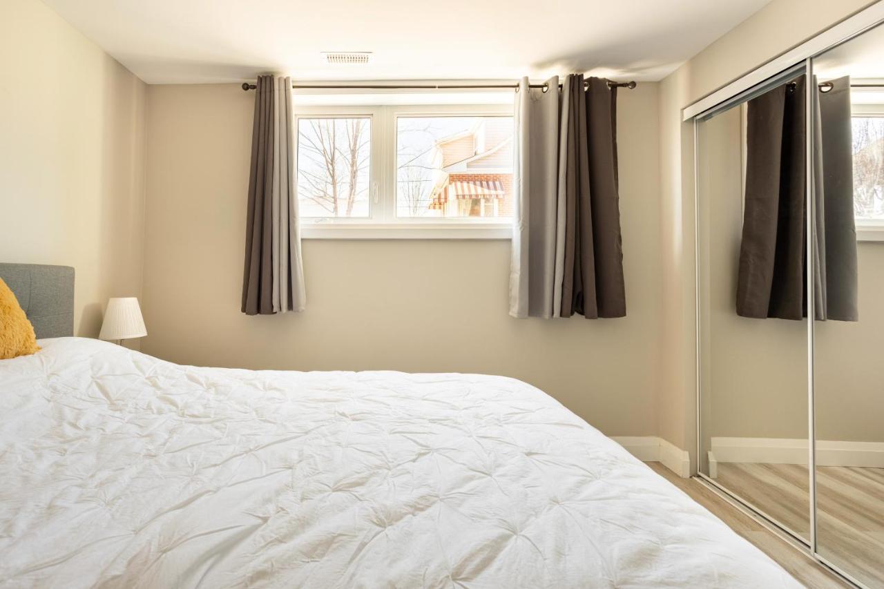 Entire 2 Bedroom Apartment Downtown - U1 キッチナー エクステリア 写真
