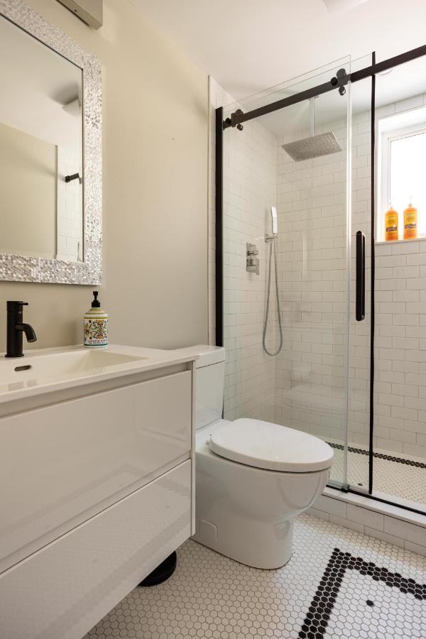 Entire 2 Bedroom Apartment Downtown - U1 キッチナー エクステリア 写真